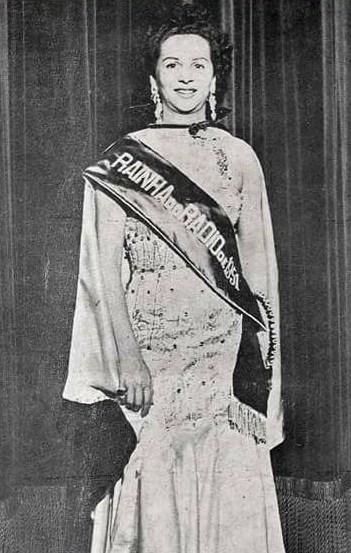 Dalva de Oliveira, coroada como Rainha do Rádio.Foto