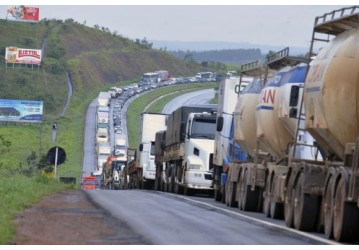 Caminhoneiros mantêm bloqueios em rodovias federais