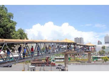 Prefeitura realiza obras em quatro passarelas da cidade