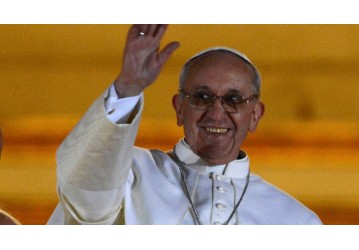 Habemus Papam! Fumaça branca na Basílica de São Pedro anuncia escolha de novo Papa