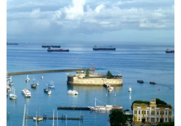 Navios internacionais ficam em quarentena na costa de Salvador