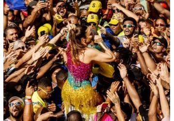 Ivete Sangalo fecha seu Carnaval de Salvador se jogando nos braços da Pipoca