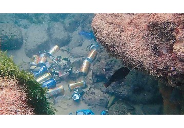 Parceria entre Prefeitura e mergulhadores coleta resíduos do mar da Barra
